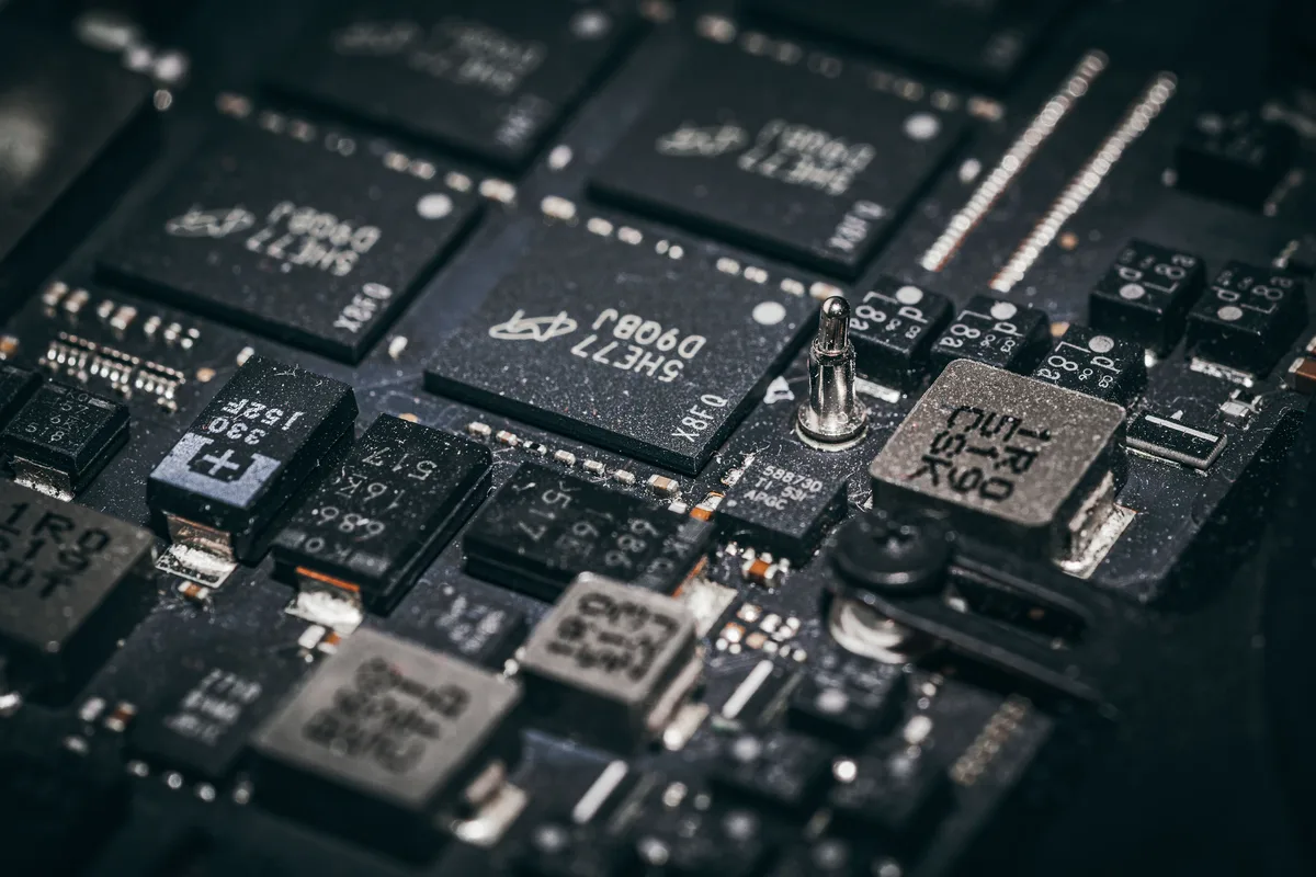 Close-up of microchips on a circuit board, the kind of silicon where an LLM uses Apple unified memory shared by CPU and GPU